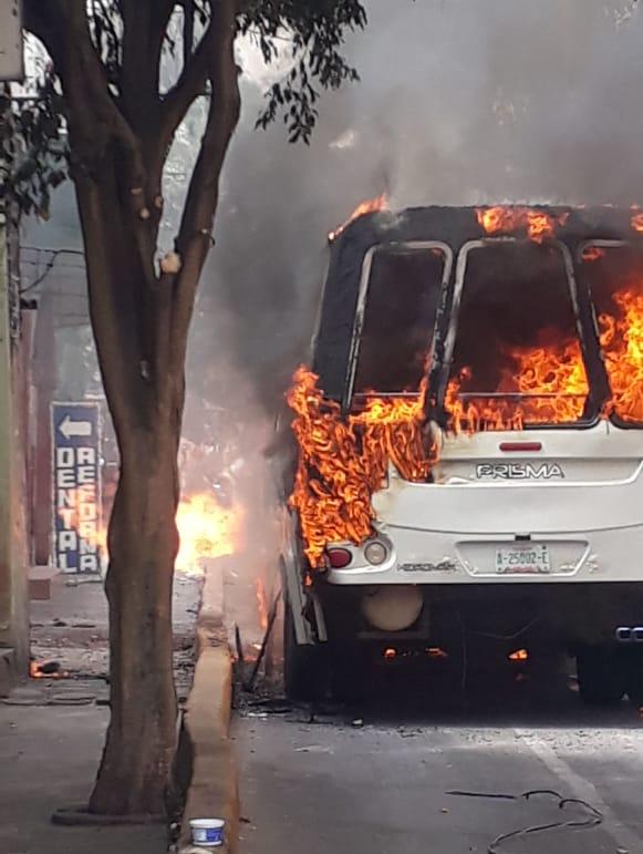 Se quemó unidad de transporte público en #Naucalpan sobre 5 de mayo en la zona centro de este municipio. No hay lesionados, bomberos laboran en el lugar <a href="/SoyNaucalpan/">Soy Naucalpan</a> <a href="/retioMEX/">retioMEX</a>