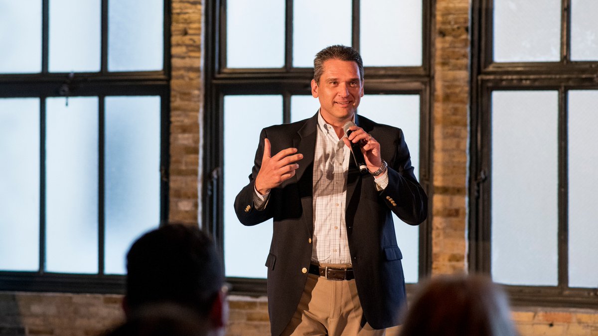 Last week was a big week for Team Commons! Head to our Facebook page to see all the best shots from our Spring 2019 Demo Day! ⤵️
📸 Todd Teske, CEO of <a href="/BriggsStratton/">Briggs & Stratton</a>, giving our keynote!  facebook.com/pg/TheCommonsW…