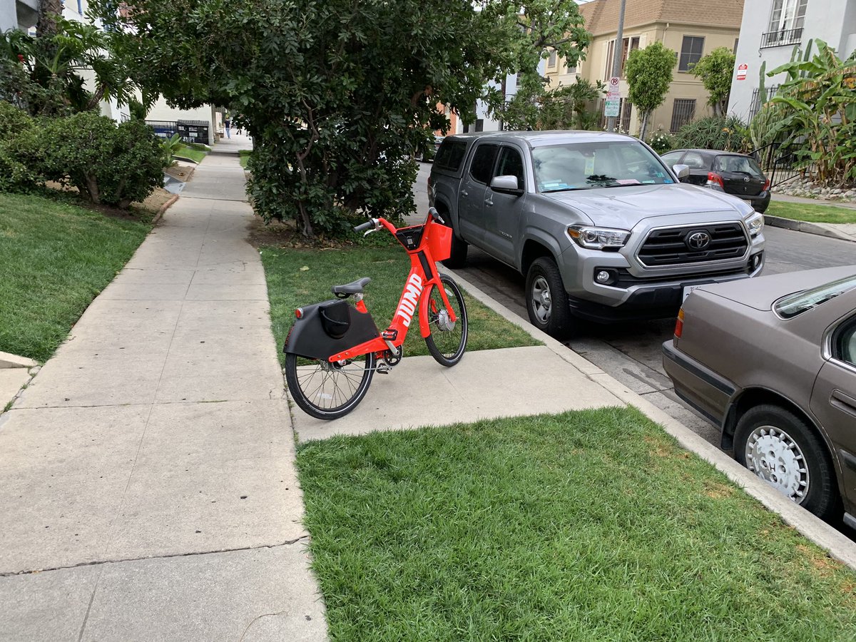 JonnoBD's tweet photo. @limebike @BirdRide @JUMPbyUber celebrating some responsibly parked vehicles in my neighborhood. https://t.co/VzIVhwS4Dl