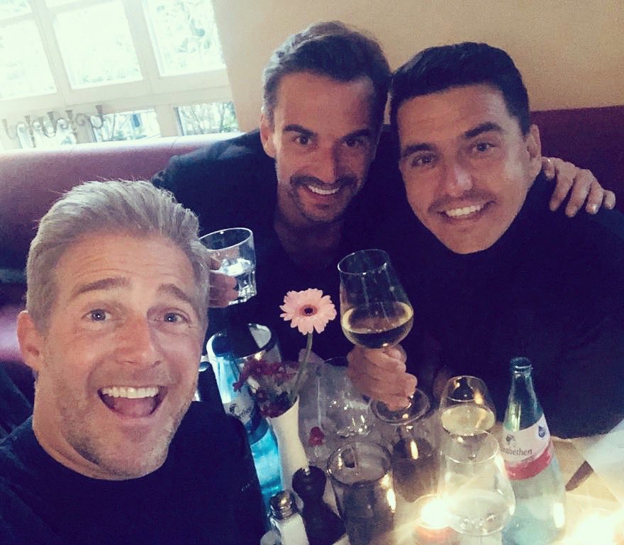 Heute haben wir einen Off-Day! Deshalb stoßen wir ausnahmsweise mal an... 😉 Morgen spielen wir in der Festhalle in Frankfurt!