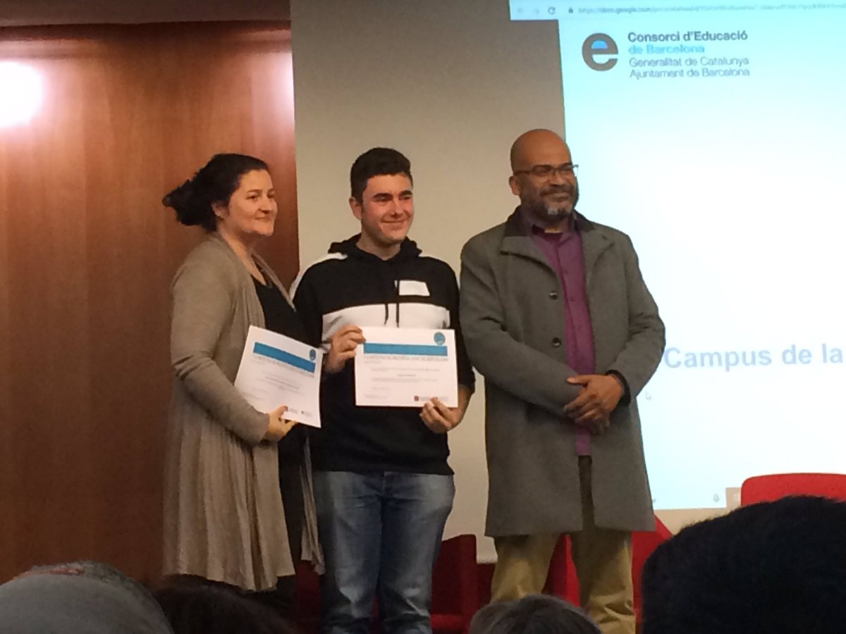 @andres_fere14 <a href="/agmundet/">Institut AG Mundet</a> diploma a #MostradeRecercaJove Felicitats!!