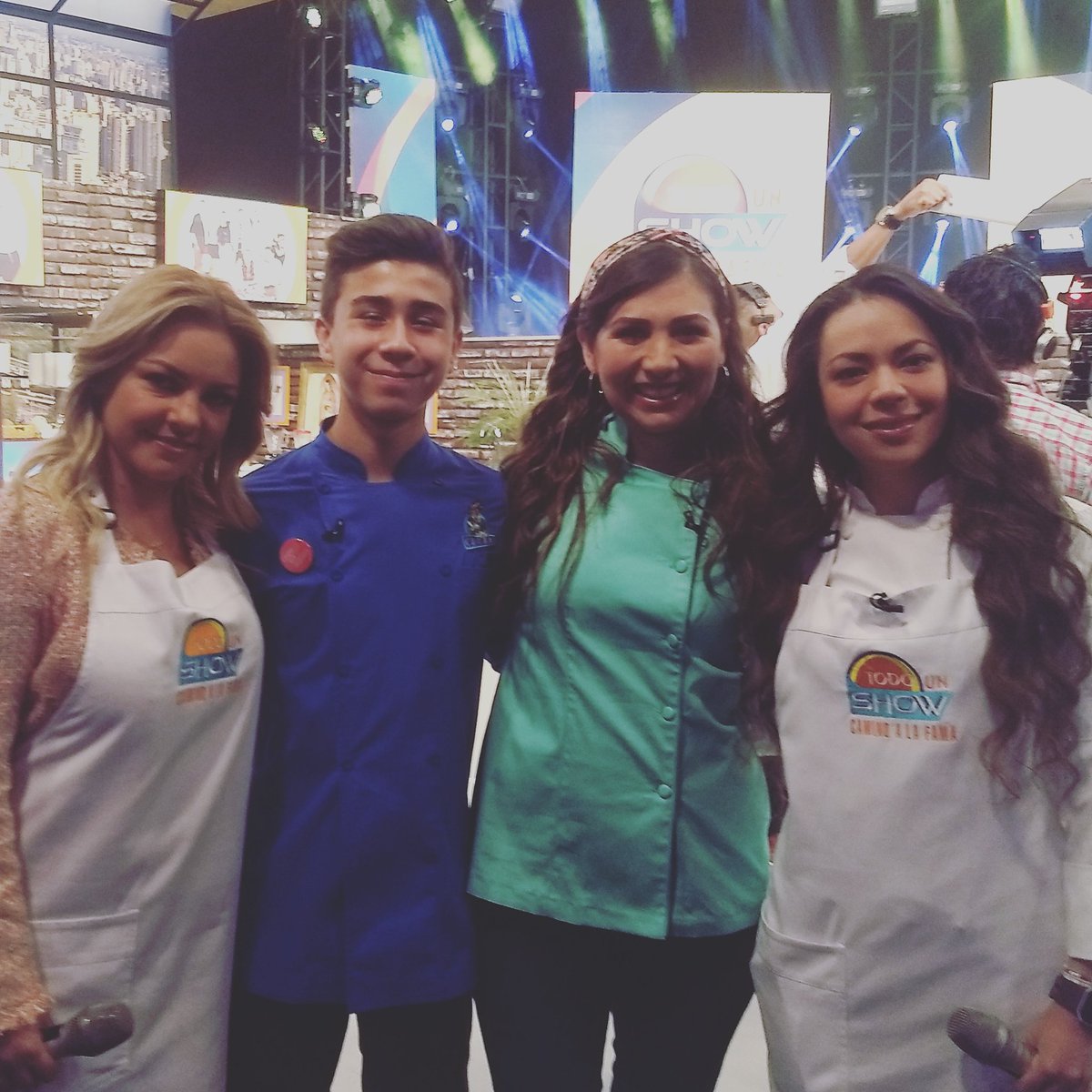 Ya estamos listos los chefs en <a href="/TodoUnShowOfi/">Todo Un Show</a>  !! <a href="/Lucia_ChefMx/">Lucía MasterChefMx</a> @chefmarianameza@Chef Kristal