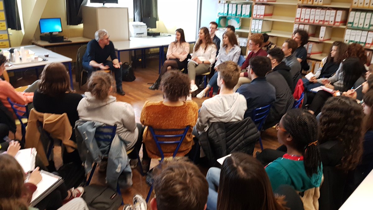 cdiGDLTrg's tweet photo. Fiabilité des sources, le métier de journaliste à l'heure des réseaux sociaux, infobésité, fake news... voici quelques uns des thèmes abordés aujourd'hui entre #herveboggio journaliste au #lerepu et les 1S4 du #lyceegeorgesdelatour à #metz. https://t.co/M36HLosEYf