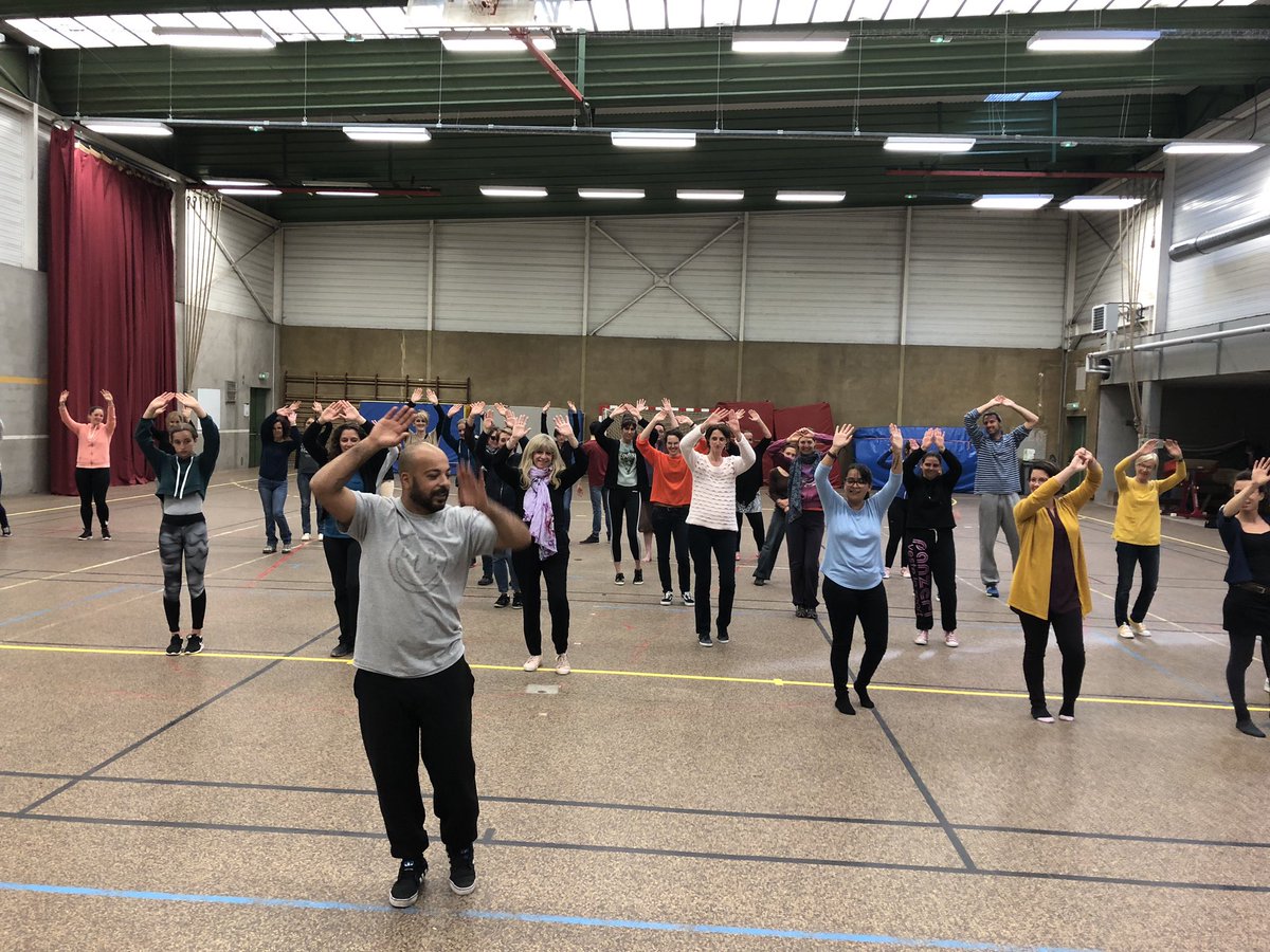 larochesuryonfr's tweet photo. Premier atelier ce soir pour préparer le #ColorOfTime du samedi 18 mai aux Halles avec la Cie #Artonik. Les chorégraphies se mettent en place pour un résultat final plein de couleurs dans les rues d’ici à 3 semaines. 👍🌈🎶. #lrsy #vendee https://t.co/G0nFnAc1LA