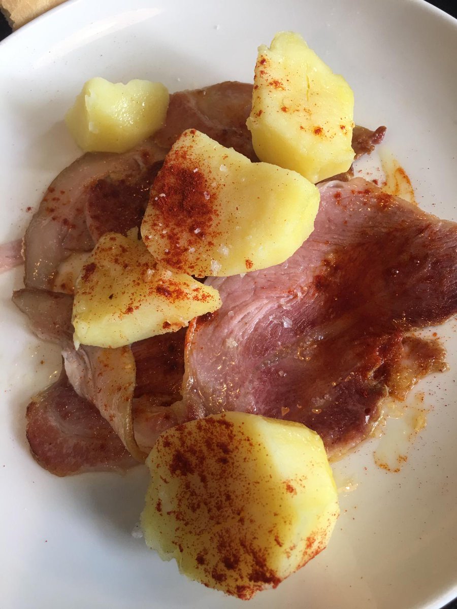 Fetuccini al nero con salsa 4 quesos y lacón a la gallega con cachelos.
4/5 🌟🌟🌟🌟
#Barcelona