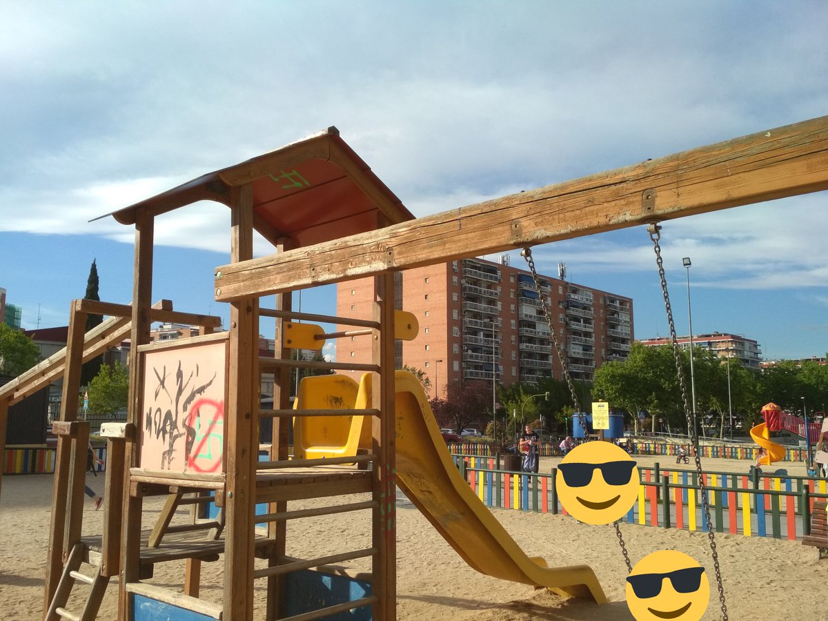 Parque alcalde José Aranda con c/Japón. Falta columpio, y el balancín mal anclado.  #AreasInfantilesAbandonadas