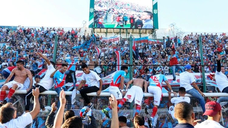 Dxtados's tweet photo. 👉UNA VUELTA ANHELADA
⏩Arsenal logró vencer por 1 a 0 a Sarmiento de Junín en el Florencio Sola y se aseguró su vuelta a la Primera División luego de un año en el Ascenso. 
💻Mirá la nota completa en: https://t.co/pMtfLjQrcn https://t.co/f6LusjtDxF