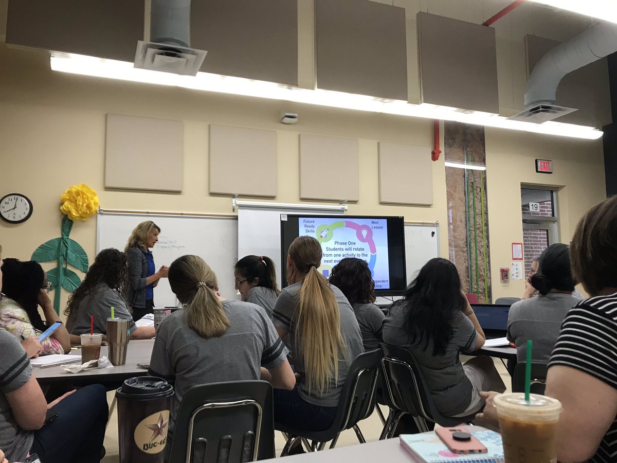 frenchsclass's tweet photo. Super informative @rennellredhawks staff meeting this morning with @dsdPD about #blended learning. Thank you!! https://t.co/xUOQDHKWFr