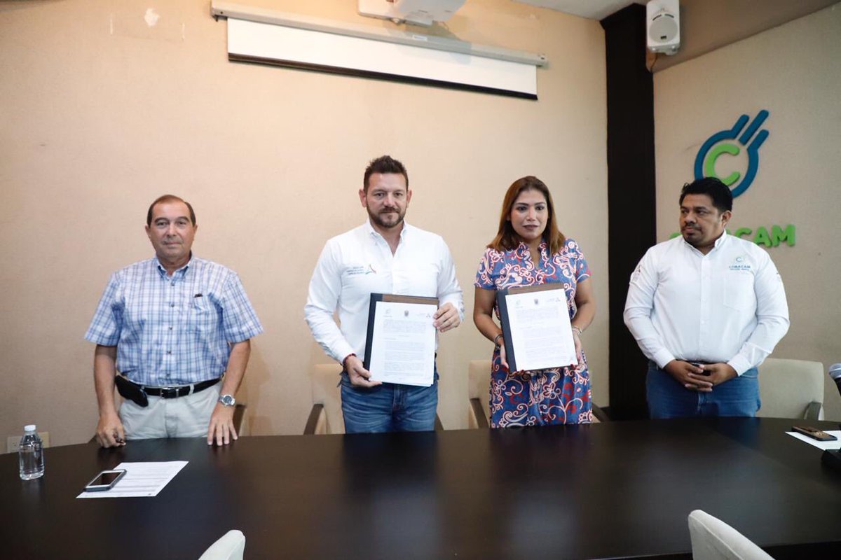 cobacamoficial's tweet photo. La titular del #COBACAM, Adlemi Santiago Ramírez y el #INDECAM encabezado por Jorge Carlos Hurtado Montero firmaron Convenio General de Colaboración, que permitirá promover el deporte y una educación de calidad. https://t.co/NSBc8tKCRy