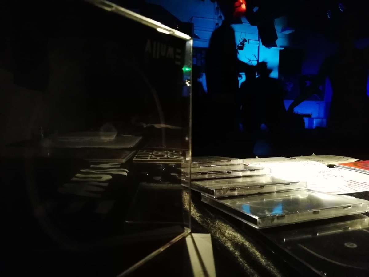 Sabato sera al Circolo Onda D'urto di #Arezzo è stato una bomba! Fantastico vedere il pubblico pogare i brani del nuovo disco #Ode. Un grazie immenso a tutti, in particolar modo ai ragazzi del Centro, alla FUZZ ORCHESTRA e a tutto lo staff ART of NOISE-rassegna musicale.
#Allume