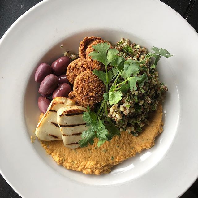 Cheoffrey's tweet photo. It’s #meatlessmonday so here’s our protein pack #lebanese bowl with all your #plantbased faves #tabouleh #quinoa spicy #hummus #falafel olives #halloumi #cheoffeats #truecooks #eeeeeats #to_finest #eathealthy #eatclean https://t.co/wfgvxK2by4 https://t.co/oesrrjgYti