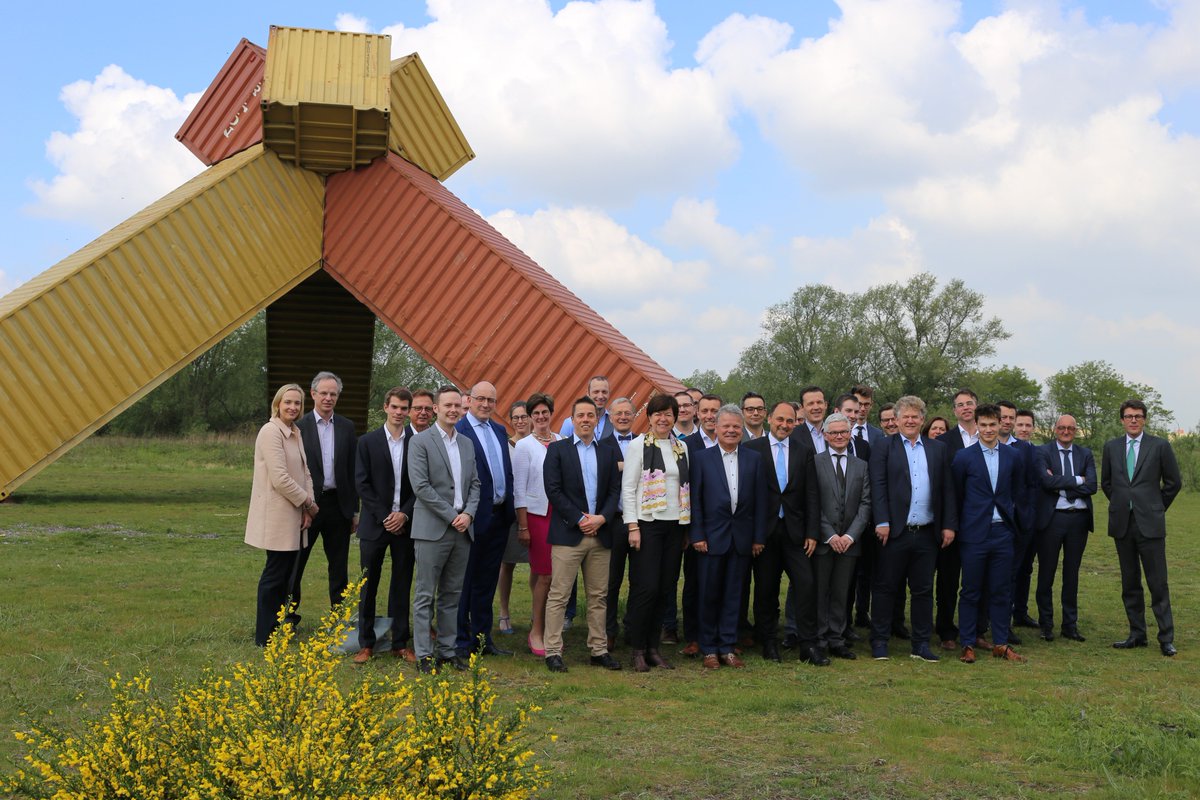 Trots, want <a href="/Vlaamsewaterweg/">De Vlaamse Waterweg</a> en Via T Albert (#WillemenInfra, #FrankiConstruct, <a href="/HyeNV_/">HYE NV</a> en #Aelterman) ondertekenden vandaag het contract voor het ontwerp, de bouw, de financiering én het 30-jarige onderhoud van 8 nieuwe bruggen over het #Albertkanaal. bit.ly/2LqsSTh