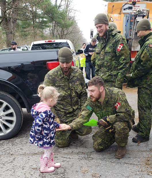 Young resident thanks #CAF members for helping with flood relief in Constance Bay. ml-fd.caf-fac.ca/en/2019/04/278…
#OpLENTUS #MapleLeaf <a href="/CFOperations/">CFOperations</a>
