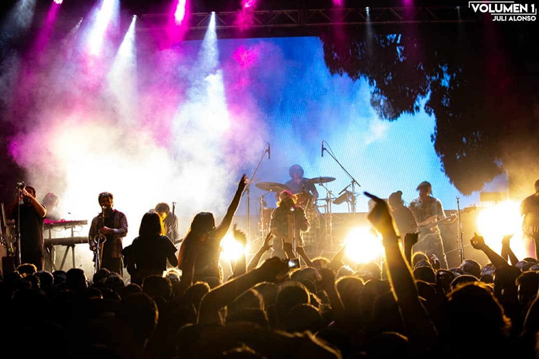 #CoberturaVol1
 <27.04.2019>
Con tres fechas agotadas y con <a href="/MilongaExtrema/">Milongas Extremas</a> como banda invitada, <a href="/LaVela_Oficial/">La Vela Puerca</a> explotó <a href="/teatroflores/">Teatro Flores 🎭</a> repasando su discografía en el marco de su gira Destilar.
📸 @_alonsojulieta
💻 Mirá las fotos acá: bit.ly/2WiYNWJ

cc <a href="/GabyJuradoPrens/">Gaby Jurado Comunicación</a>