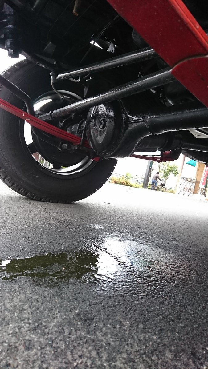 yusuke_Jimny's tweet photo. 冷却水が漏れてるぅ

結構なスピードでぽたぽた落ちてるし...

ホースは大丈夫だったし、ウォーターポンプかなぁー https://t.co/MCX2F4rM76