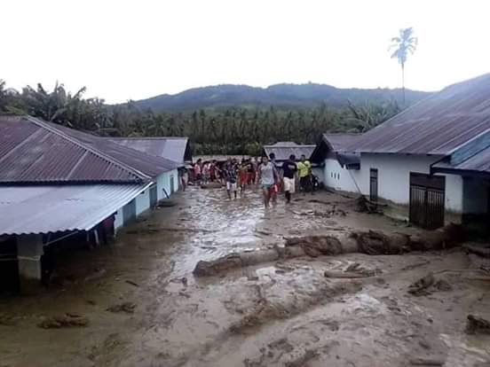 Banjir bandang dari perbukitan membawa lumpur merendam permukiman hingga 3 meter di Desa Bangga Kec Dolo Selatan Kab Sigi Sulteng. Saat kejadian 1.000 KK mengungsi. Saat ini lumpur menutup permukiman. Perlu bantuan untuk membersihkan lumpur dan dampak banjir.