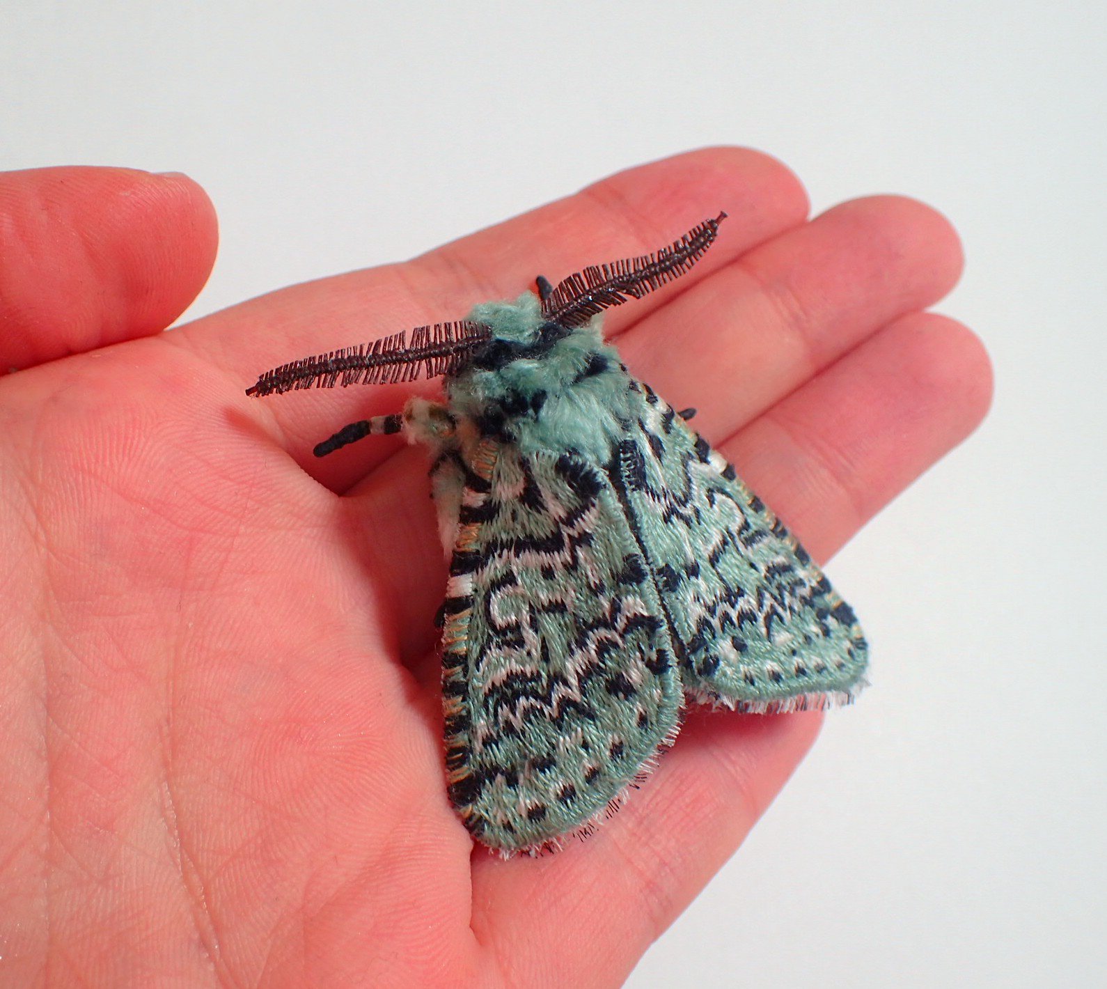 Twitter 上的 蛾売りおじさん ケンモンミドリキリガ氏の蛾ブローチ 晩秋の蛾 白 黒 淡いグリーンの3色で複雑でこのチョコミントのような美しい模様が構成されていることに驚きます お洒落だなぁ 蛾ブローチ 刺繍 T Co Dez9zbs5ny Twitter