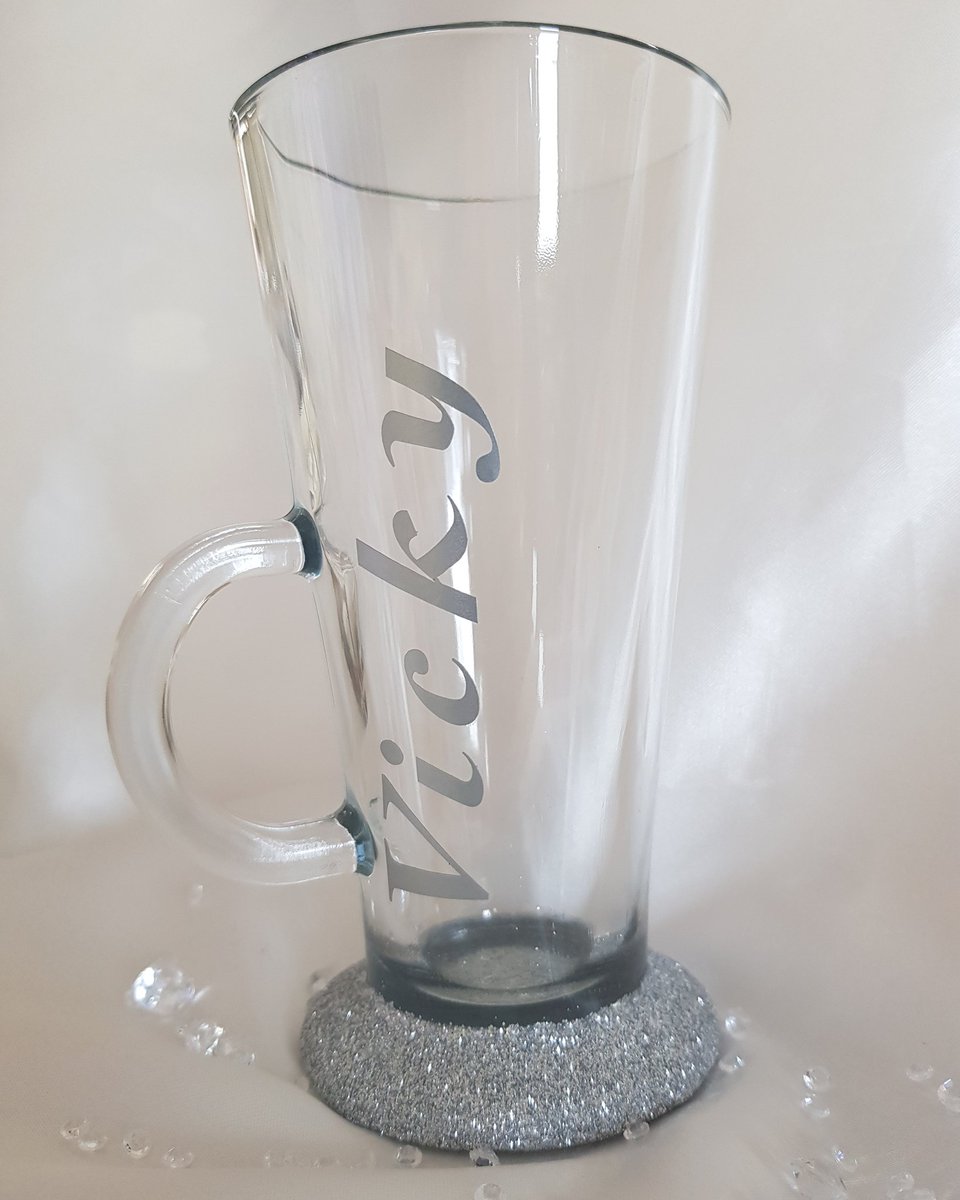 'I like you a latte'☕ Personalised latte glass!
#ilikeyoualatte #handmadegifts #unique #personalised #mugs #cups #glassses #coffee #tea #hotdrinks #coffeebreak #silver #glitter #sparkles #gifts #the_sparklestudio