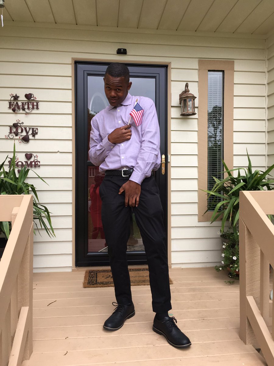 Littlelove757's tweet photo. dukes can’t take pics and I cant pose for them😂 but on the bright side I became a US Citizen today🇺🇸🇯🇲 #Bing https://t.co/bFUHN2G8Gv