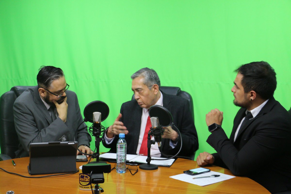 SEGOBHidalgo's tweet image. En estos momentos el Secretario de Gobierno, Simón Vargas Aguilar, se encuentra al aire en el espacio informativo “A Criterio de...” @CriterioHidalgo, para hablar sobre las diferentes acciones del @gobiernohidalgo, sigue la transmisión en bit.ly/2DEK6pD

#CreceContigo