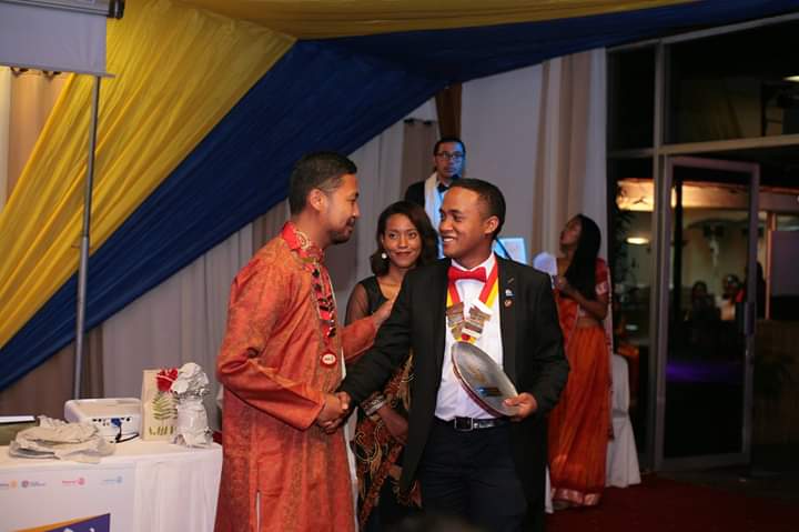 RotaractTsinjo's tweet photo. Ce 27 avr. 19, le Rotaract Club Tsinjo a reçu des mains du District Rotaract Representative Rija Navalona Andriamarozatovo le prix du DRR pour le mandat 2018-2019: ce prix récompense son administration et la pertinence de ses actions.
#rotaract #rotary #d9220
#WeareTheInspiration https://t.co/JmPoP5sYUM