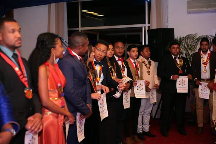 Ce 27 avr. 19, le Rotaract Club Tsinjo a reçu des mains du District Rotaract Representative Rija Navalona Andriamarozatovo le prix du DRR pour le mandat 2018-2019: ce prix récompense son administration et la pertinence de ses actions.
#rotaract #rotary #d9220
#WeareTheInspiration