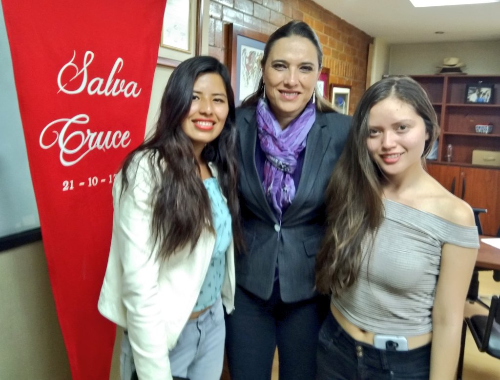 Estudiantes de la Universidad Politécnica Salesiana dialogan con <a href="/bellhermosa/">Anabel Hermosa</a> sobre el Desarrollo Intercultural #Quito.