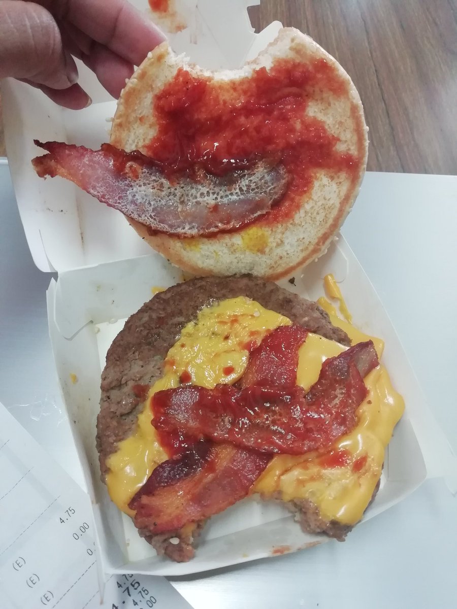 krlamikys's tweet photo. @mcdonaldspa hoy compre su combo del dia para llevar y al dar la primera mordida de la hamburguesa me encuentro con que la carne estaba muy poco cocida para no decir que estaba cruda y aparte el tocino dañado. Que lastima q ya iba muy lejos cuando me di cuenta pero adjunto las 📷 https://t.co/18Ad4vEBF2