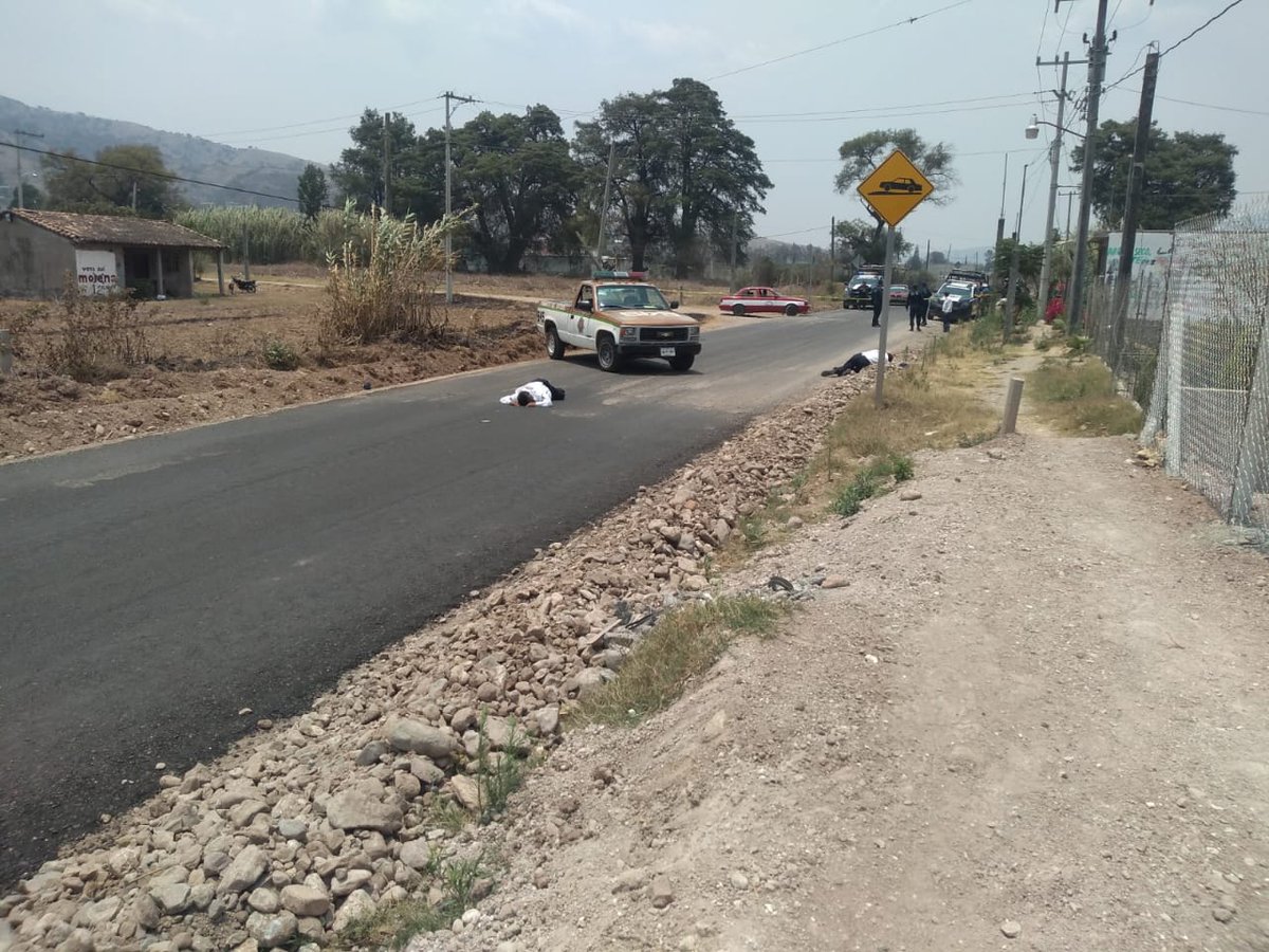 CuartaPlana's tweet photo. Reportan el asesinato por proyectil de arma de fuego de dos agentes de vialidad en la comunidad de Santa Rosa Paxtlahuca, en Santiago Juxtlahuaca. #Entérate #Oaxaca #noticias #TwitterOax https://t.co/CQXriuiFxs