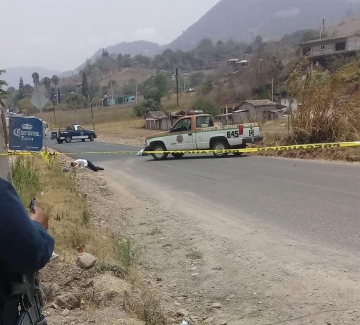 CuartaPlana's tweet photo. Reportan el asesinato por proyectil de arma de fuego de dos agentes de vialidad en la comunidad de Santa Rosa Paxtlahuca, en Santiago Juxtlahuaca. #Entérate #Oaxaca #noticias #TwitterOax https://t.co/CQXriuiFxs