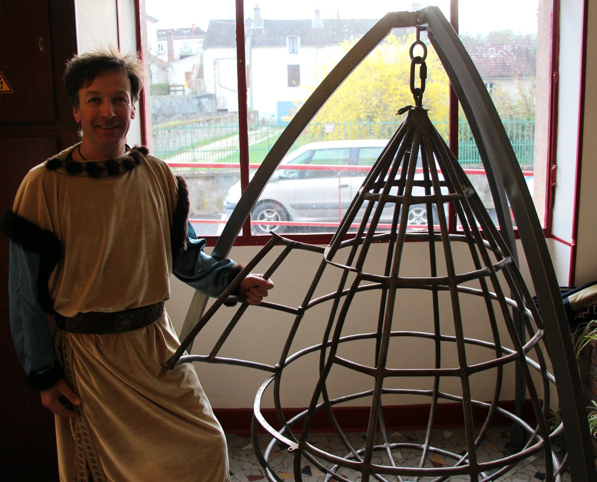 La cage des #Visiteurs ! #film #cinéma #décor #ferronnerie #sculpture #métal #forgeron