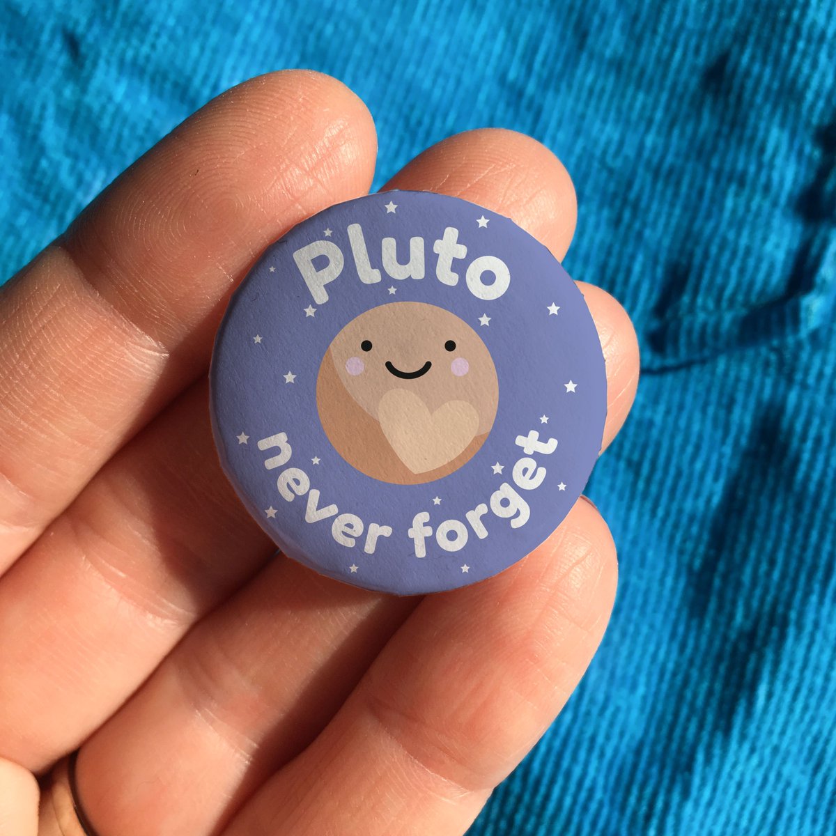 LittleGemsPrint's tweet photo. Pluto. Never forget. This is a super cute pin for all the people who remember when there were nine planets in our solar system. https://t.co/r7vrkdB7AD
#creativebizhour #gifthour #uklatehour #Pluto #plutoneverforget https://t.co/4cZqHPiaqQ