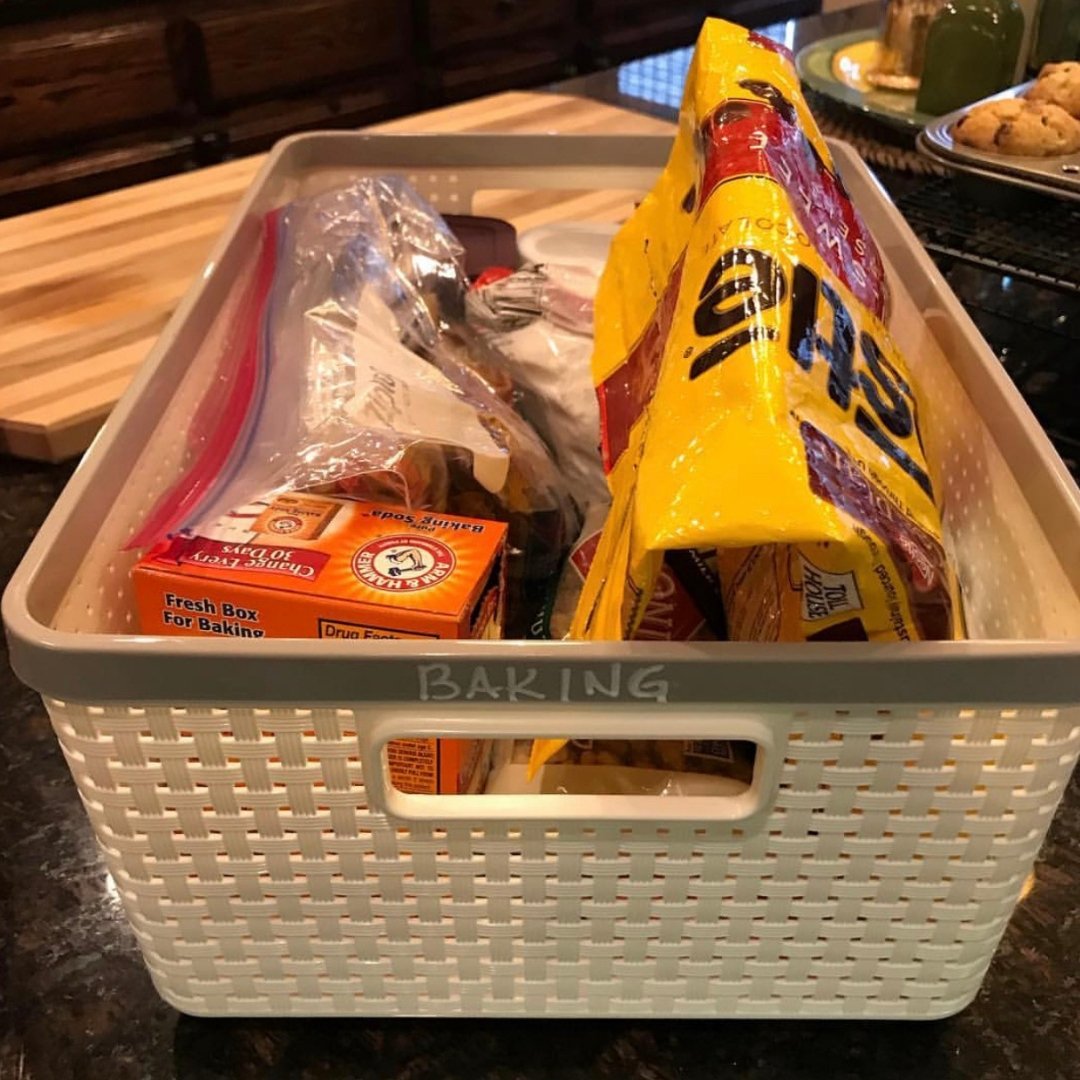 StyledOrganized's tweet image. We recommend using a durable basket or bin for holding all of your baking ingredients together in your pantry.  If it’s plastic, you can easily wash it out when needed.

#SOSpringSweep #baking #organization
•
•
•
#StyledandOrganized