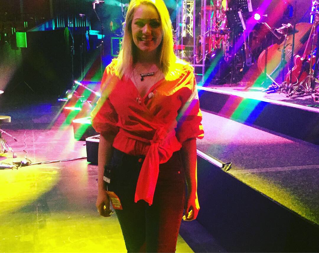 LarissaEddieUK's tweet image. ❤️A little #Mondaymotivation - Throwing it back to last week #soundchecking at the @RoyalAlbertHall ❤️ Yesterday I shared a clip of the moment and today here are a few pics 😄@jayclimbz 
Makeup by @CTilburyMakeup 
Wearing name necklace by @FunkyFashionJwl #collabro @Collabro