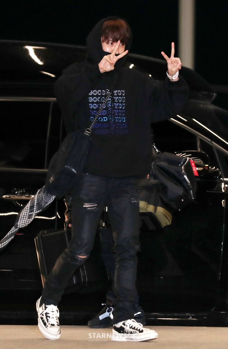 BTSGlobal7's tweet photo. γPRENSAγ 190429 BTS J-hope en el Aeropuerto de Incheon β #BBMAs @BTS_twt #BTSGlobal7 https://t.co/ii0ZhIG9G6