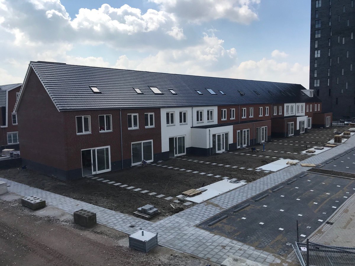 CLooij's tweet photo. Vandaag fase 4, 23+9 woningen gestart met grondwerk! 
Fase 3 vandaag de eerste kappen gemonteerd van de 36 woningen! 
Fase 2, 12 woningen bijna gereed voor oplevering! #waal. https://t.co/vs54EtTuA5