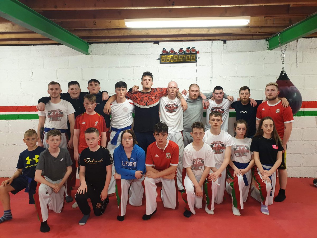 TheDoghouseKB's tweet photo. Great start to the week in the adults class tonight. Everyone here putting in maximum effort in a hard fitness session. Well done everyone. #kickboxing #fitness #teamwork #thedoghouse https://t.co/7Aoqzt8zXG