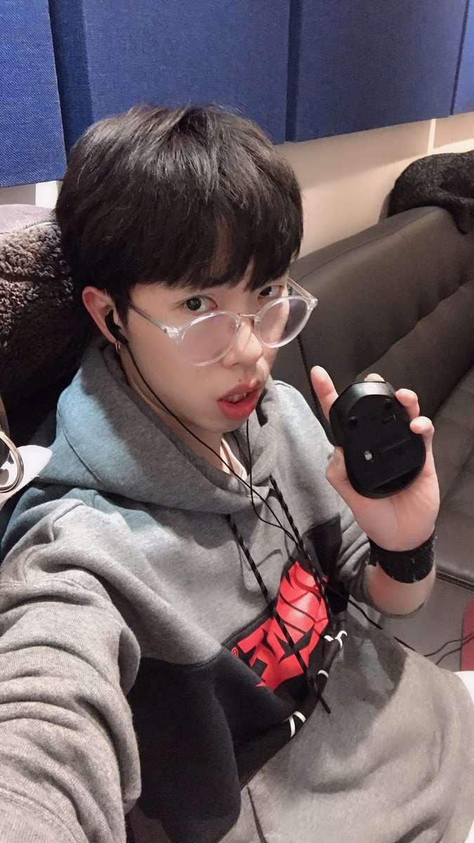 NU_HALO's tweet photo. 오늘은 양재에서 열심히 녹음을 했지요 https://t.co/U6a1Fs8i9H
