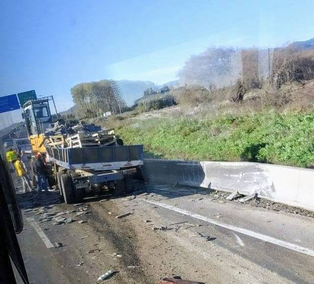 ICEBiobio's tweet photo. #Arauco (imágenes) Ruta 160 frente a celulosa Arauco, colisión de camión y retroexcavadora a alta energía, una persona lesionada. Unidades de emergencia trabajan. #cat8 https://t.co/mL5hmmr1jX