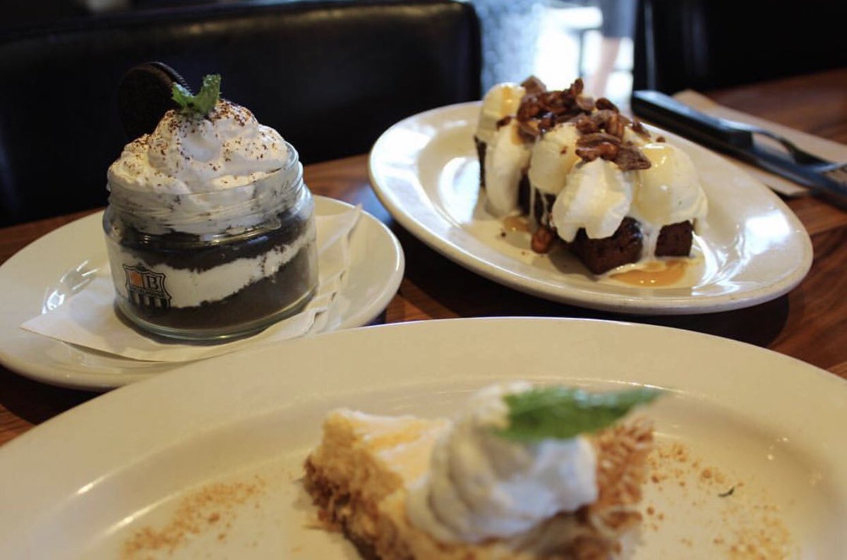brownslloydmin's tweet photo. We see 3 reasons to be happy on a Monday 🙌🏻😍.
.
.
.
.
.
. #keylimepie #warmdoublechocatebrownie #oreojar #youdeserveit #saveroomfordessert #browns #socialize https://t.co/VpbIQfwgrT