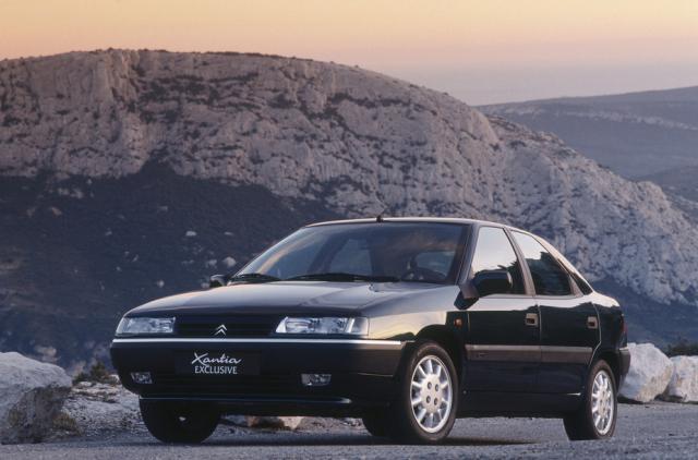 Cyan_Anon's tweet photo. @redski_husky My mother's green Citroën Xantia. It was bland as hell, but I remember very well the switch that lifted or lowered the hydropneumatic suspension. For a kid, it looked like the 22nd century. https://t.co/Auz8L8Ivny