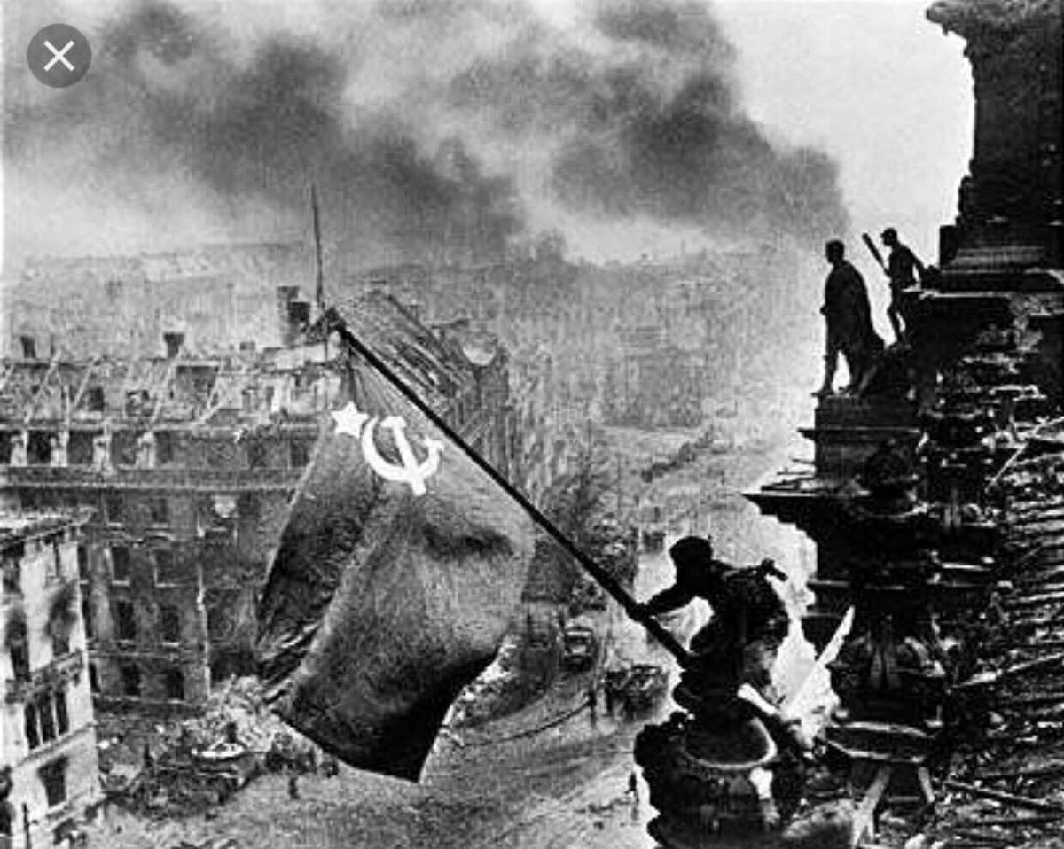 30Nisan1945: Kızılordu askerleri Berlin'de ele geçirilen Nazi Parlamento binası Reichstag'ın çatısına kızıl bayrak çekti..