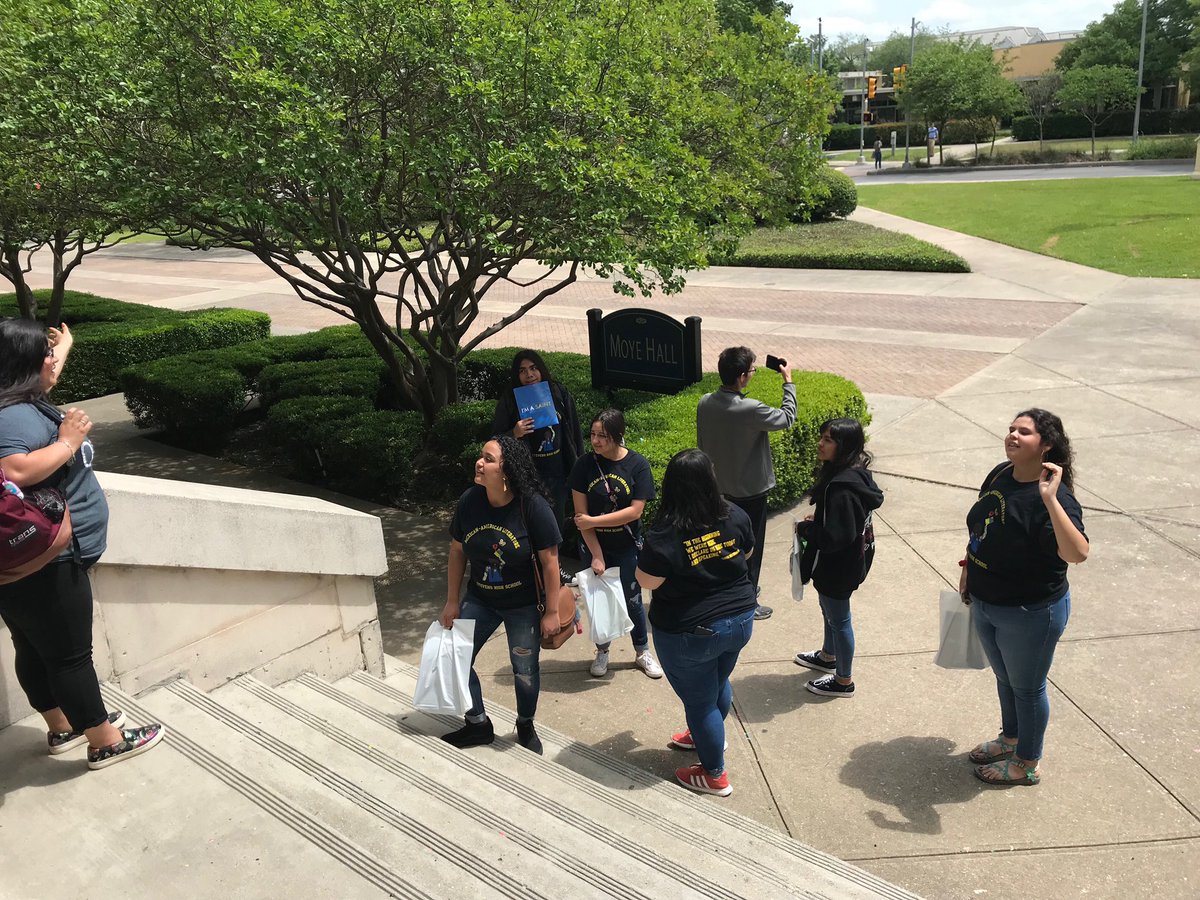 MASLitSATX's tweet photo. We took a trip to OLLU to experience what it feels like to take Mexican American Studies in a university! It was such an amazing, unforgettable experience. A huge thank you to Dr.Villeareal for inviting us to sit in her classroom alongside her students! https://t.co/IbMDZs1qH9