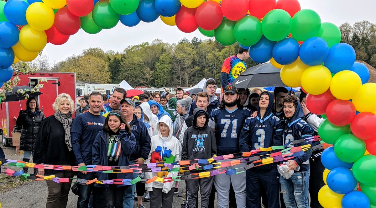 dinerdialogues's tweet photo. Sunday’s rain didn’t dampen any spirits for #WalkwithFrank or #AutismWalk in #thinkDifferently @dutchessorg #VietnamWar vet Frank Romeo walking across N.Y. to raise awareness/talk to students about #PTSD #mentalhealth @WOTHSHP https://t.co/apx38PzQcn