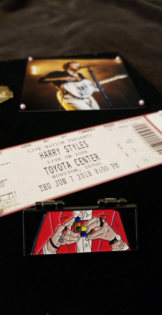 jaycee_renaee's tweet photo. Probably my favorite pin so far from @millypinsco ❤ I couldn't decide which pictures I liked more so I just posted all of them 😝 #pinmail #HarryStyles #hslot1 #hslot2 https://t.co/8QXt0GL3G7
