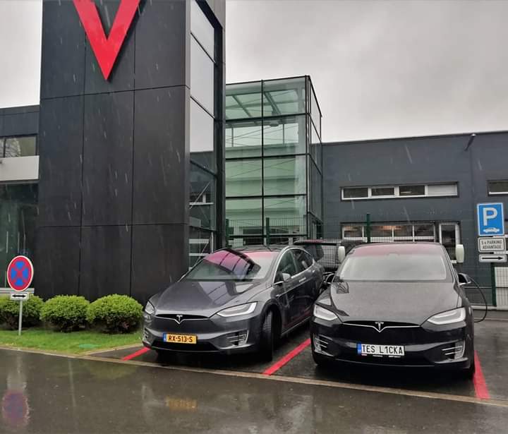 MoWo91's tweet photo. So proud to have the amazing @Tesla service shop in Prague finally opened! ❤️ 🇨🇿
Until now Tesla owners had to travel to Germany or Austria.

Thank you, Elon! 
Photos by @TeslickaC

#Prague #teslaservice #prague #vysocany #czechrepublic #teslicka
#tesla
#CzechRepublic https://t.co/QcXsNKL4BD