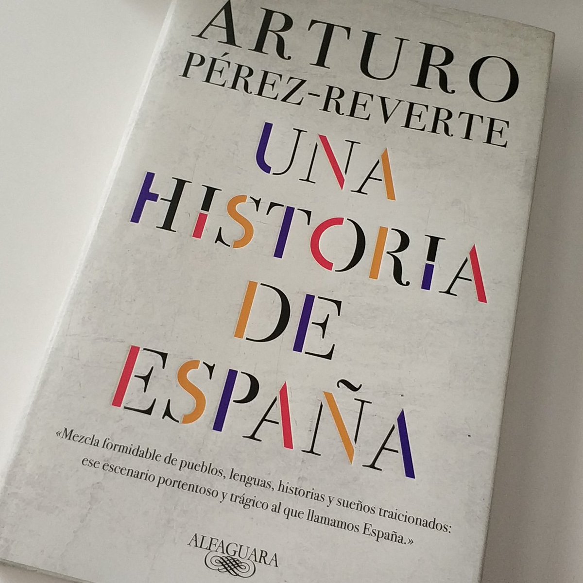 Me gusta <a href="/perezreverte/">Arturo Pérez-Reverte</a> y me encantó #UnaHistoriaDeEspaña. Me gustó la forma de contarla, entre la furia y la melancolía, entre lo que fue y lo que pudo ser, entre la esperanza y la resignación. Finalmente te entran ganas de llorar con tu/mi propio ADN #LibrosRecomendados #libros