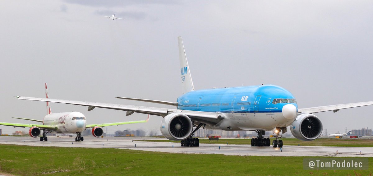 TomPodolec's tweet photo. PHOTOS Miscoloured nose cones... Heading to Toronto runway 06L for departure.
KLM #KL692 to Amsterdam
PH-BQN Boeing 777-200
Air Canada Rouge #AC1900 to Athens C-GHPN Boeing 767-300 https://t.co/zYcHsjMGYS