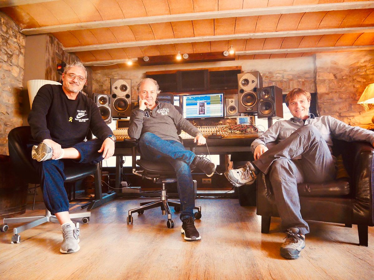 Mestre_dAixa's tweet photo. Avui un dia intens a l'estudi amb David Casamitjana.  Treballant en les #mescles del #noudisc de #MestredAixa. Un autèntic plaer!! #havaneres #Protools #MontoliudeSegarra #studio https://t.co/ZP3WkW2GCK