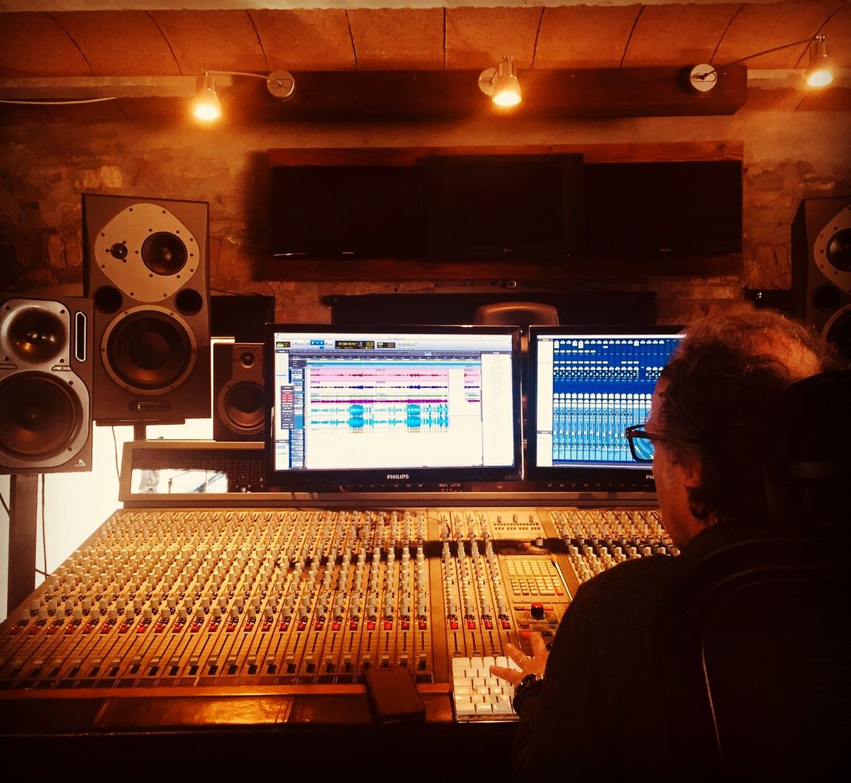 Mestre_dAixa's tweet photo. Avui un dia intens a l'estudi amb David Casamitjana.  Treballant en les #mescles del #noudisc de #MestredAixa. Un autèntic plaer!! #havaneres #Protools #MontoliudeSegarra #studio https://t.co/ZP3WkW2GCK